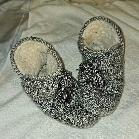 A la mode gray shimmery Slippers Booties Geometric Fleece fits Size 5 To 6. - Picture 3 of 10